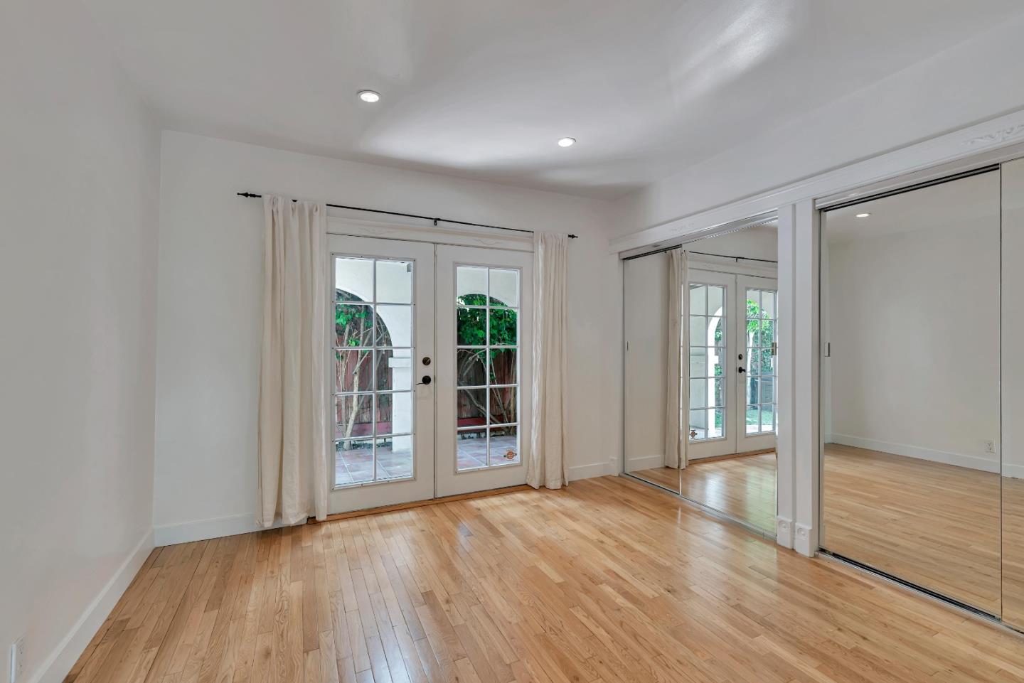 Detail Gallery Image 10 of 17 For 7262 Willoughby Ave, Los Angeles,  CA 90046 - 2 Beds | 2 Baths
