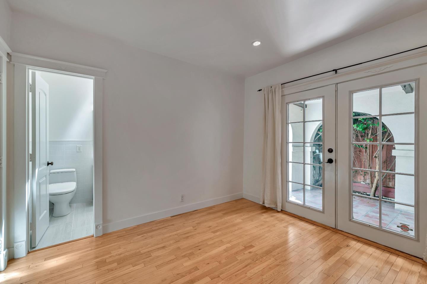 Detail Gallery Image 11 of 17 For 7262 Willoughby Ave, Los Angeles,  CA 90046 - 2 Beds | 2 Baths