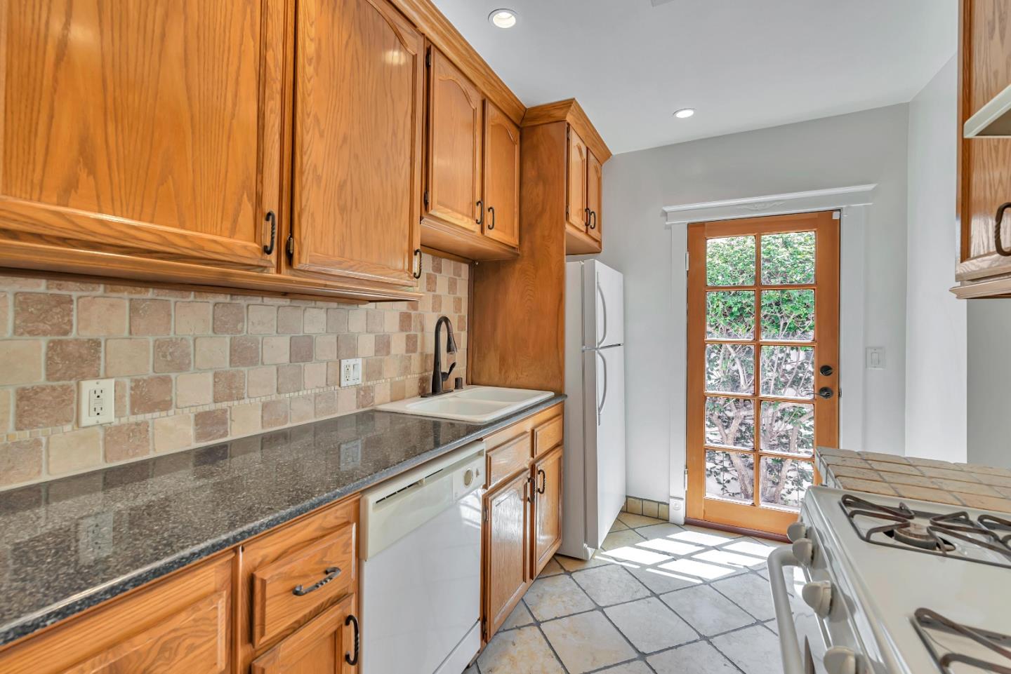 Detail Gallery Image 6 of 17 For 7262 Willoughby Ave, Los Angeles,  CA 90046 - 2 Beds | 2 Baths