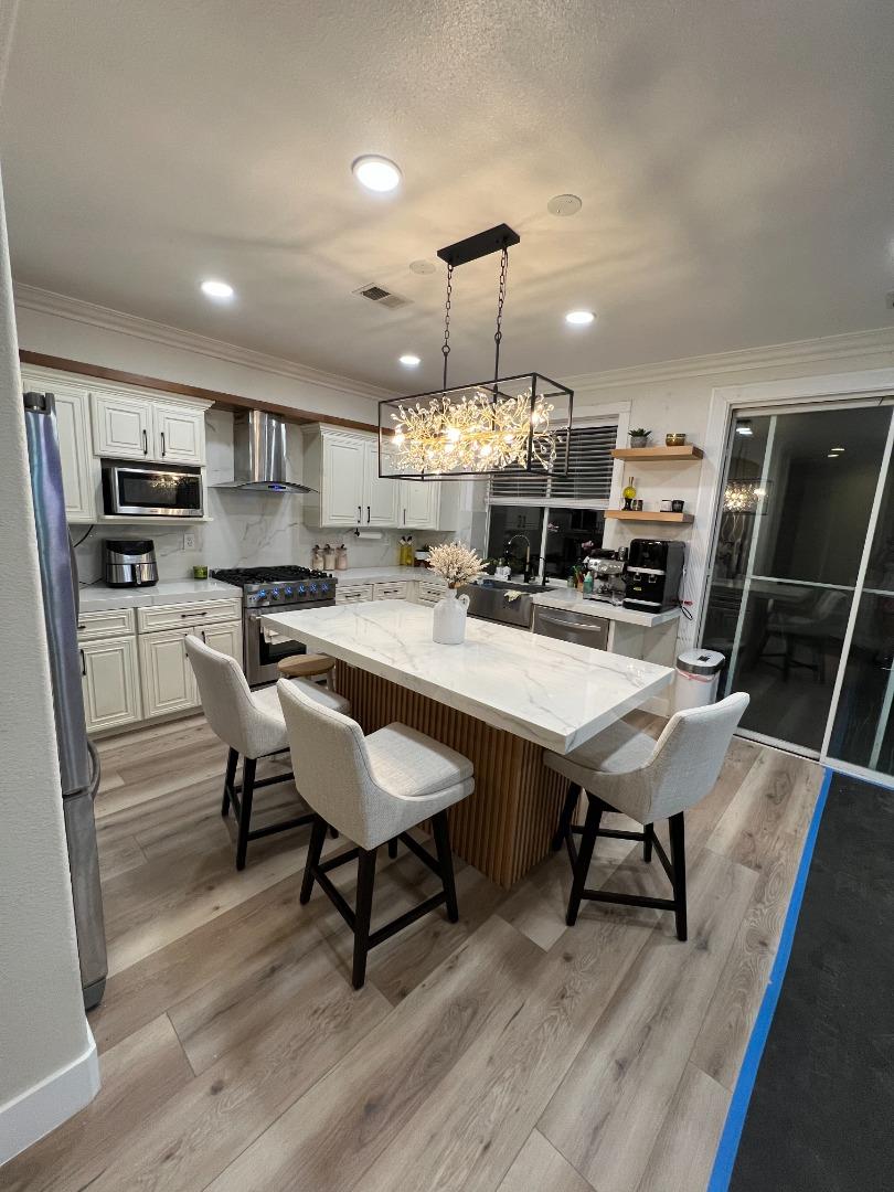 Detail Gallery Image 5 of 12 For 498 Esplanade Ln, San Jose,  CA 95138 - 4 Beds | 2/1 Baths