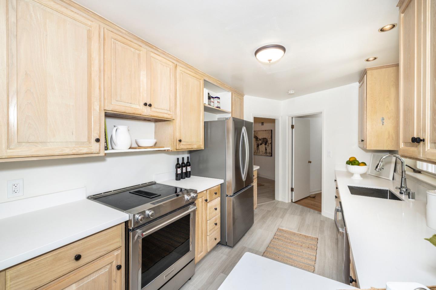 Detail Gallery Image 7 of 35 For 510 Valencia Dr, Los Altos,  CA 94022 - 3 Beds | 2 Baths