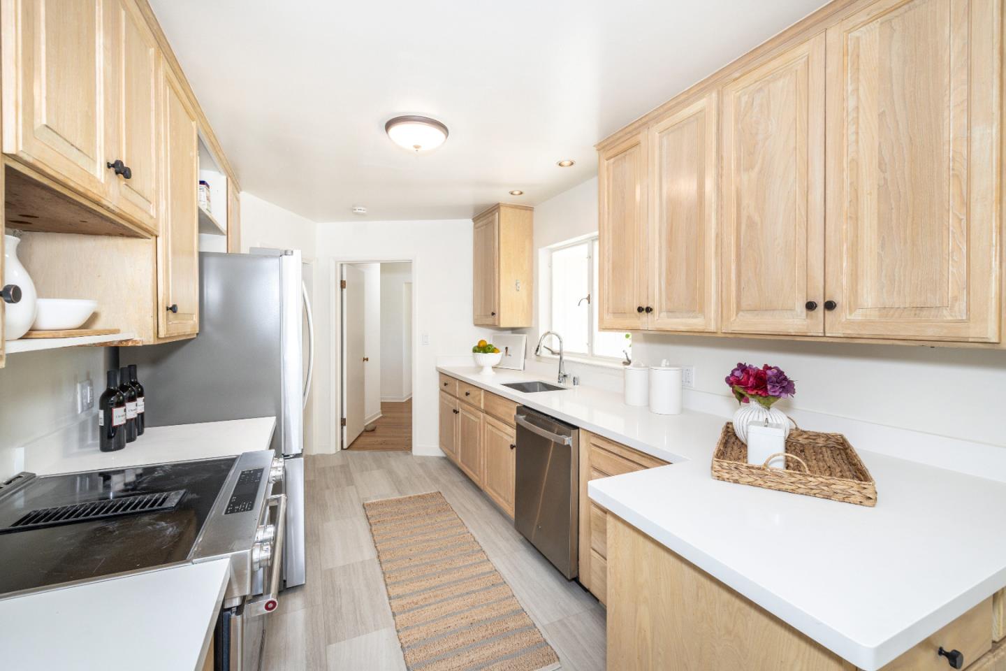Detail Gallery Image 8 of 35 For 510 Valencia Dr, Los Altos,  CA 94022 - 3 Beds | 2 Baths