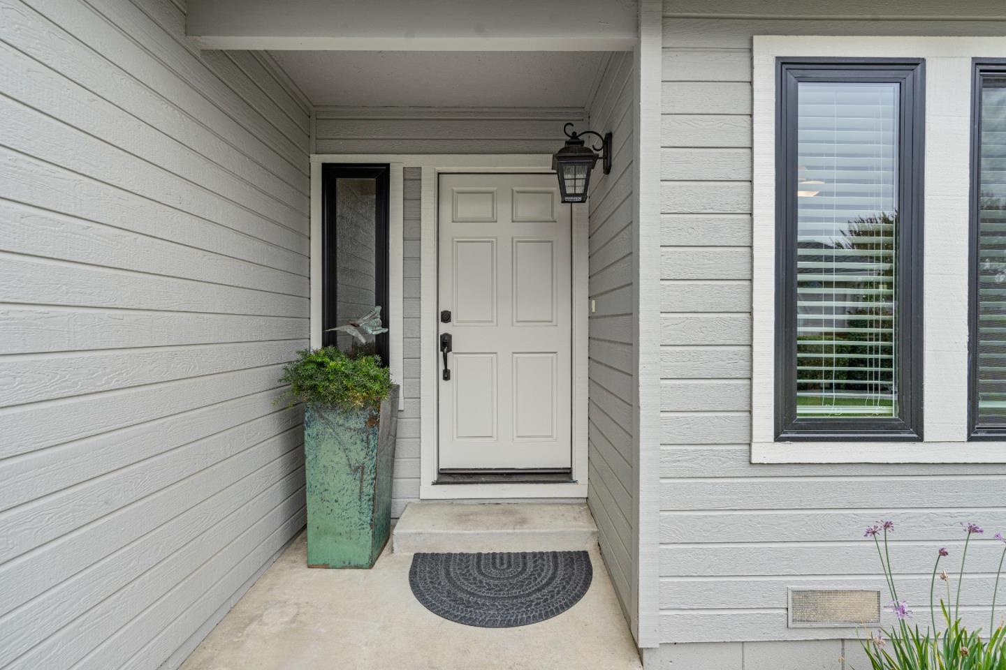 Detail Gallery Image 3 of 25 For 840 Helen Dr, Hollister,  CA 95023 - 2 Beds | 2/1 Baths