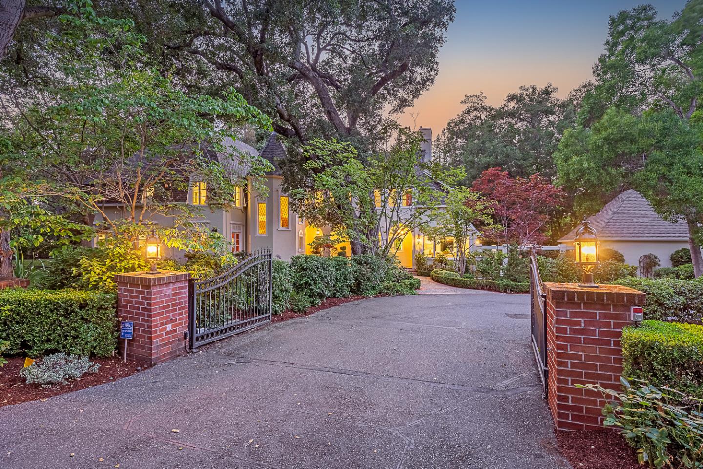 Detail Gallery Image 4 of 75 For 12791 Normandy Ln, Los Altos Hills,  CA 94022 - 5 Beds | 4/1 Baths