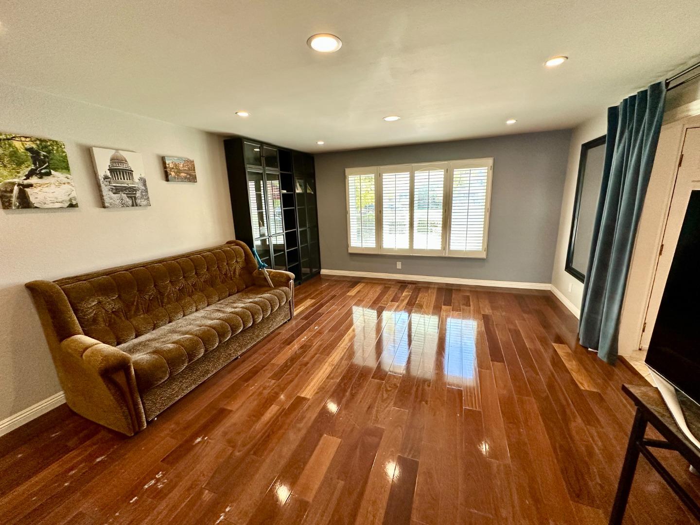 Detail Gallery Image 3 of 19 For 213 Purple Glen Dr, San Jose,  CA 95119 - 5 Beds | 3 Baths