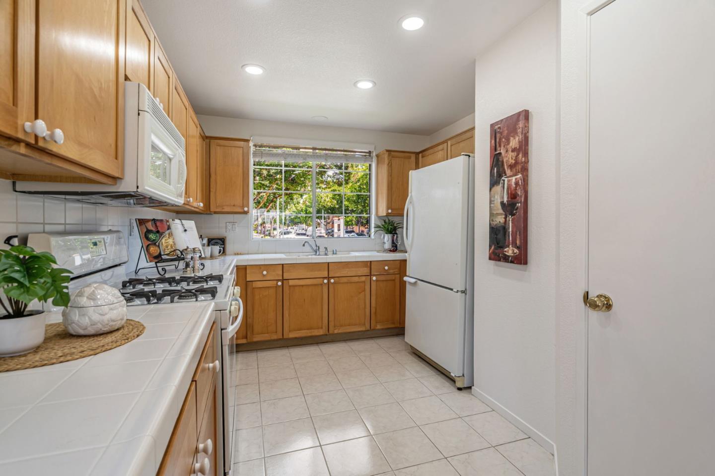 Detail Gallery Image 8 of 46 For 1517 Hermocilla Way, San Jose,  CA 95116 - 3 Beds | 2/1 Baths