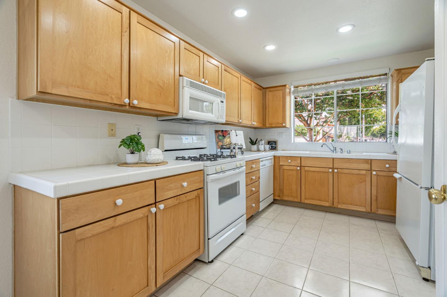 Detail Gallery Image 9 of 46 For 1517 Hermocilla Way, San Jose,  CA 95116 - 3 Beds | 2/1 Baths