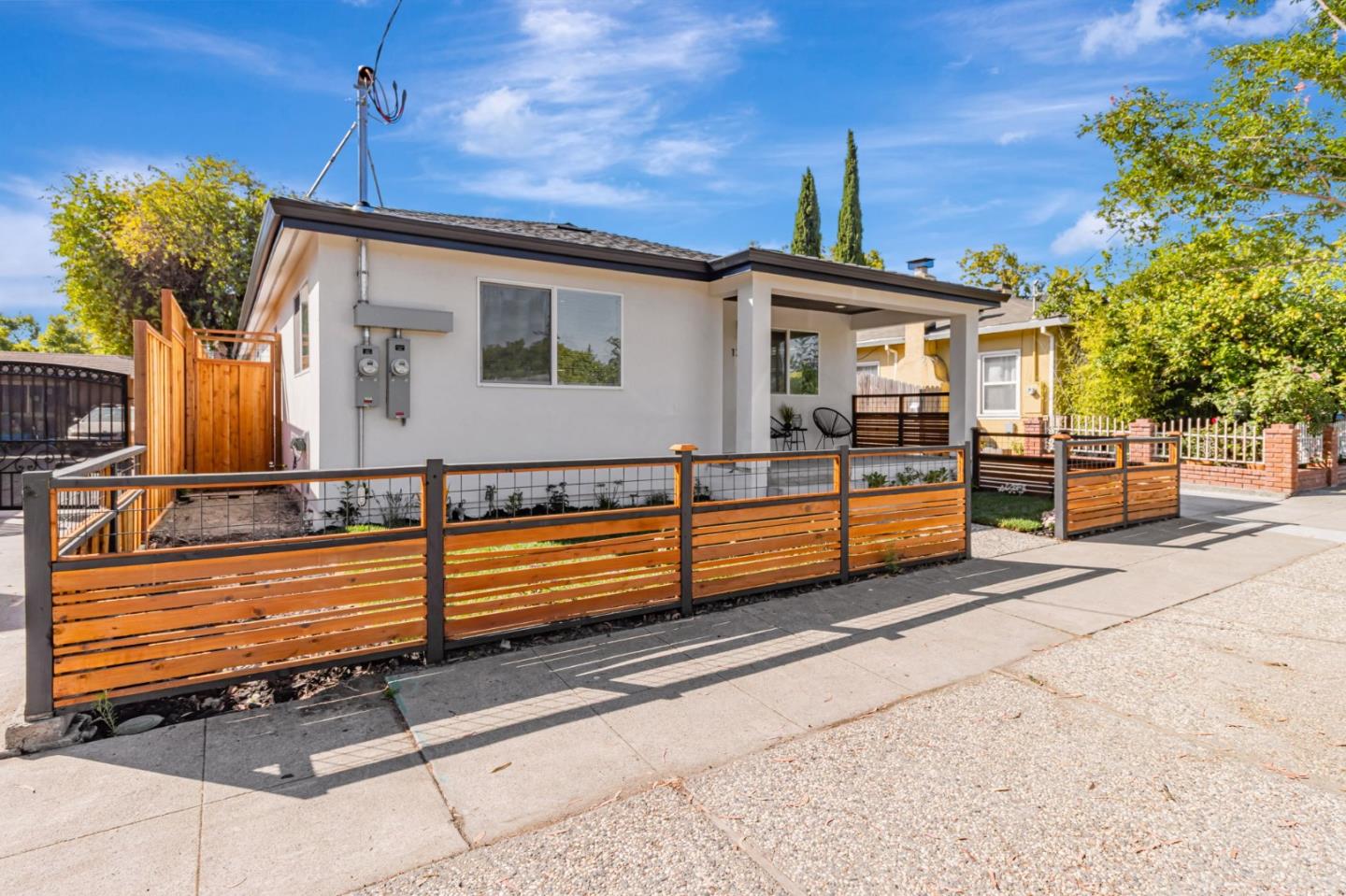 Detail Gallery Image 4 of 54 For 1372 Davis St, San Jose,  CA 95126 - 4 Beds | 2 Baths