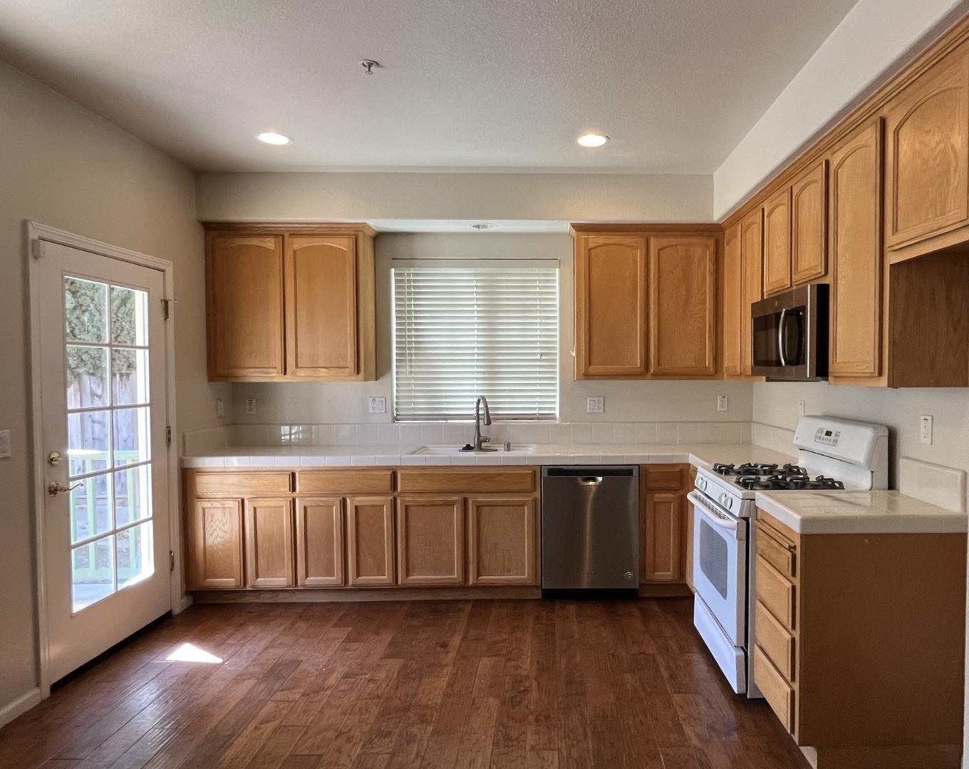 Detail Gallery Image 2 of 3 For 220 Alves Ln, Greenfield,  CA 93927 - 4 Beds | 2/1 Baths