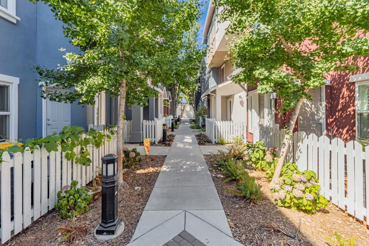Detail Gallery Image 2 of 31 For 907 Rancho Pl, San Jose,  CA 95126 - 2 Beds | 2/1 Baths