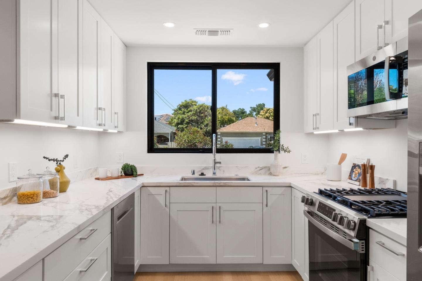 Detail Gallery Image 17 of 50 For 120 Abelia Way, East Palo Alto,  CA 94303 - 3 Beds | 2 Baths