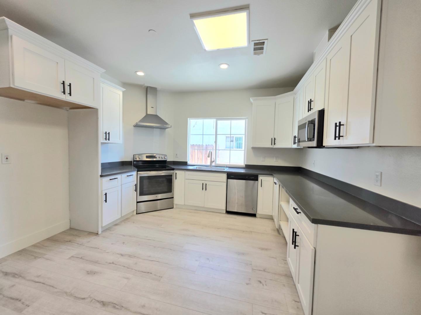 Detail Gallery Image 2 of 9 For 3405 E Hills Dr, San Jose,  CA 95127 - 7 Beds | 6 Baths