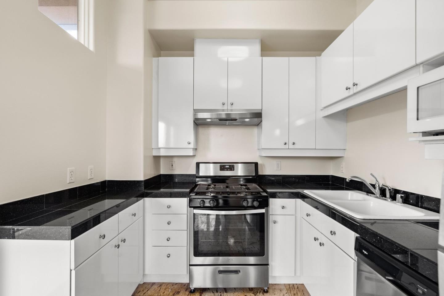 Detail Gallery Image 11 of 38 For 200 Sheridan #304,  Palo Alto,  CA 94306 - 2 Beds | 2 Baths