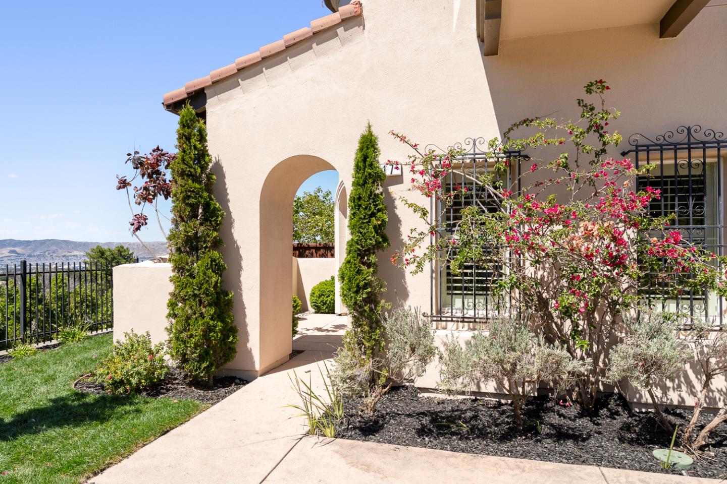 Detail Gallery Image 4 of 56 For 17 Estates Dr, Millbrae,  CA 94030 - 3 Beds | 3 Baths