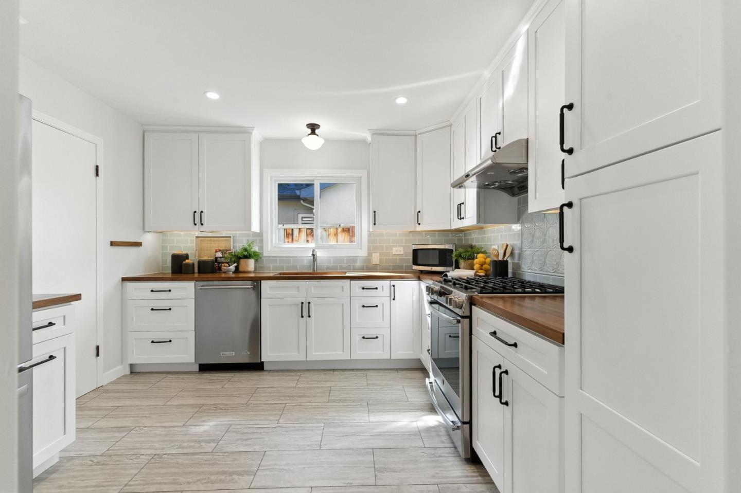Detail Gallery Image 8 of 22 For 230 Rutherford Ave, Redwood City,  CA 94061 - 2 Beds | 1 Baths