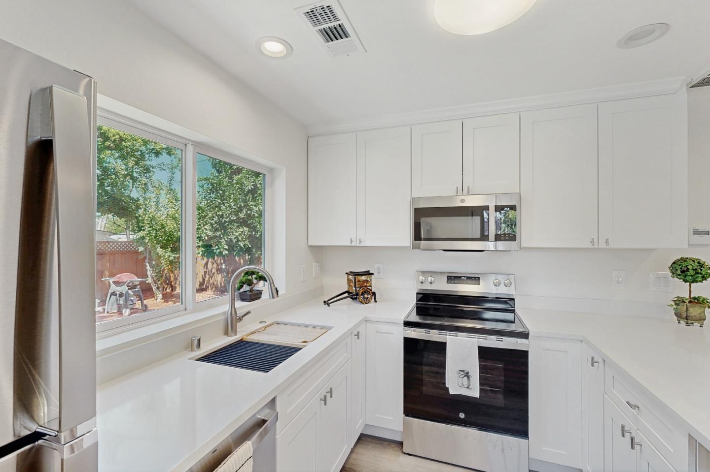 Detail Gallery Image 15 of 18 For 530 Irving Ave, San Jose,  CA 95128 - 4 Beds | 3 Baths