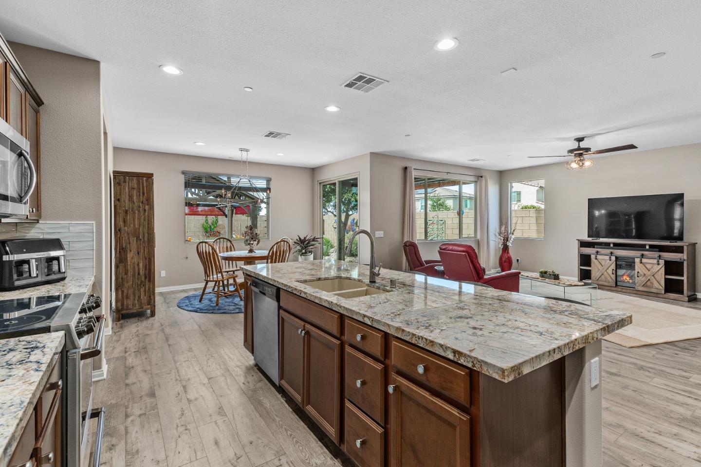 Detail Gallery Image 15 of 38 For 33039 Saint Emilion Court, Winchester,  CA 92596 - 5 Beds | 4 Baths