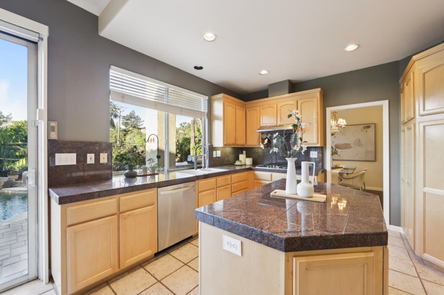 Detail Gallery Image 8 of 91 For 5761 Capilano Dr, San Jose,  CA 95138 - 5 Beds | 4/1 Baths
