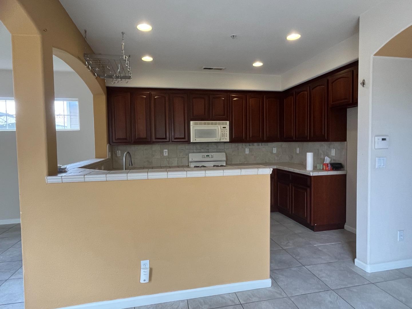 Detail Gallery Image 3 of 5 For 307 Saint Mathews St, Greenfield,  CA 93927 - 4 Beds | 3/1 Baths