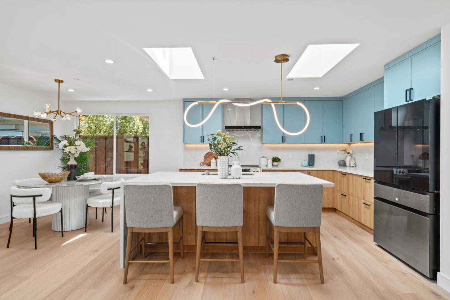 Detail Gallery Image 10 of 37 For 2049 Santa Cruz Ave, Menlo Park,  CA 94025 - 4 Beds | 2/1 Baths
