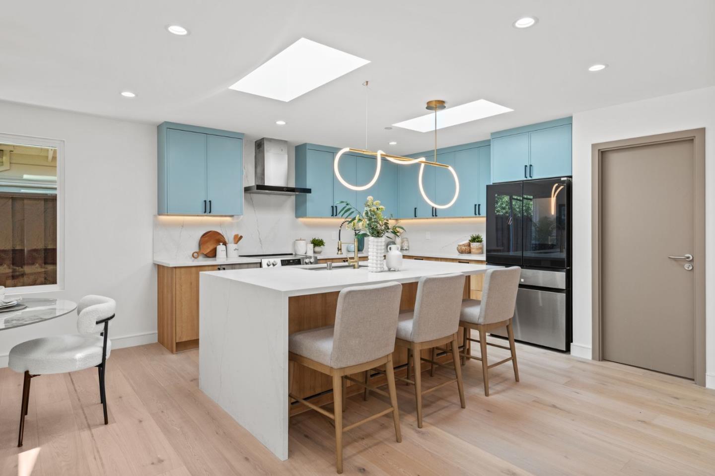 Detail Gallery Image 11 of 37 For 2049 Santa Cruz Ave, Menlo Park,  CA 94025 - 4 Beds | 2/1 Baths