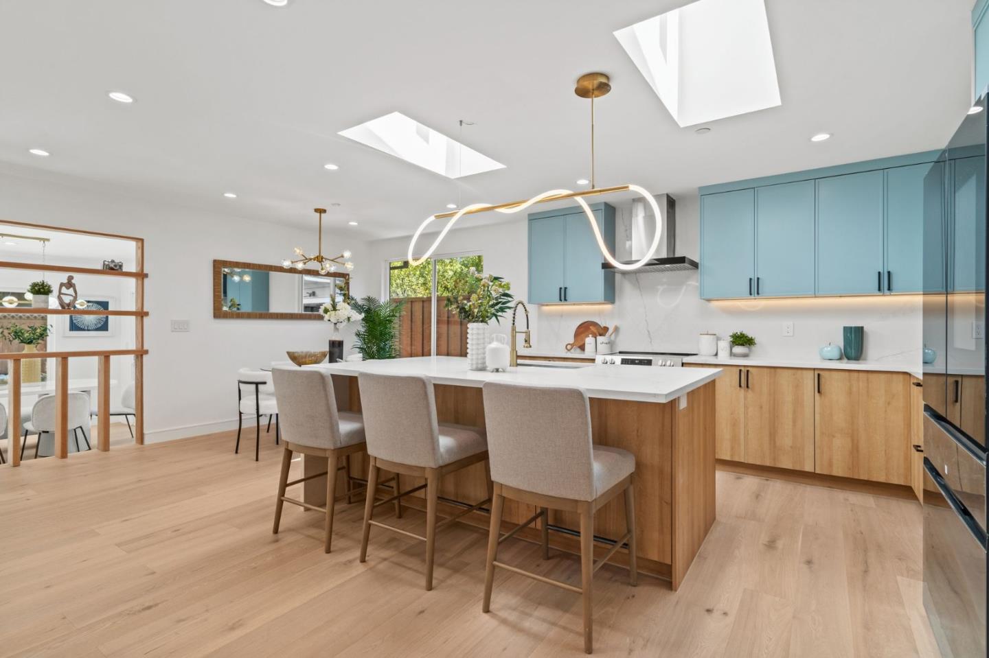 Detail Gallery Image 12 of 37 For 2049 Santa Cruz Ave, Menlo Park,  CA 94025 - 4 Beds | 2/1 Baths