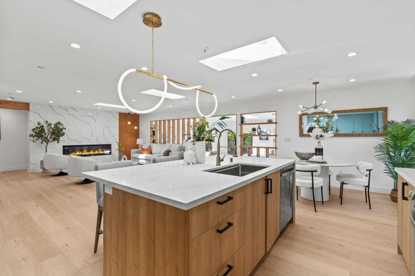 Detail Gallery Image 13 of 37 For 2049 Santa Cruz Ave, Menlo Park,  CA 94025 - 4 Beds | 2/1 Baths