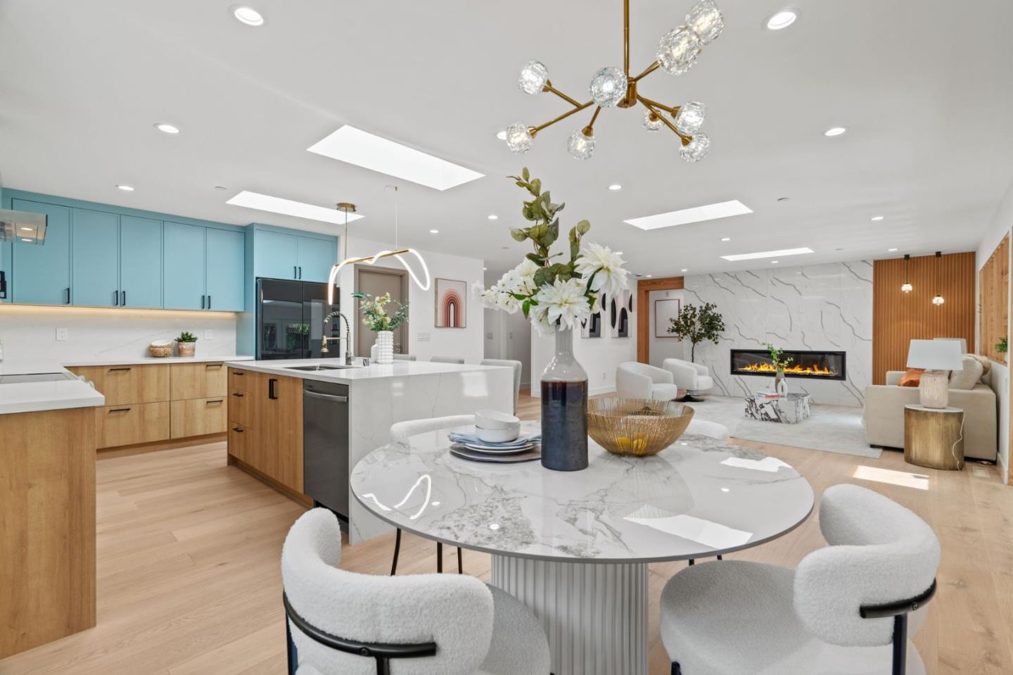 Detail Gallery Image 14 of 37 For 2049 Santa Cruz Ave, Menlo Park,  CA 94025 - 4 Beds | 2/1 Baths