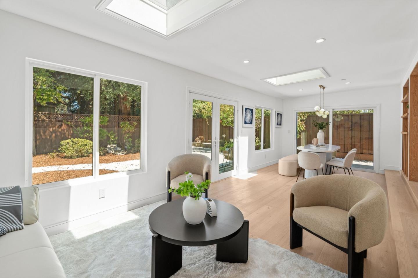 Detail Gallery Image 19 of 37 For 2049 Santa Cruz Ave, Menlo Park,  CA 94025 - 4 Beds | 2/1 Baths