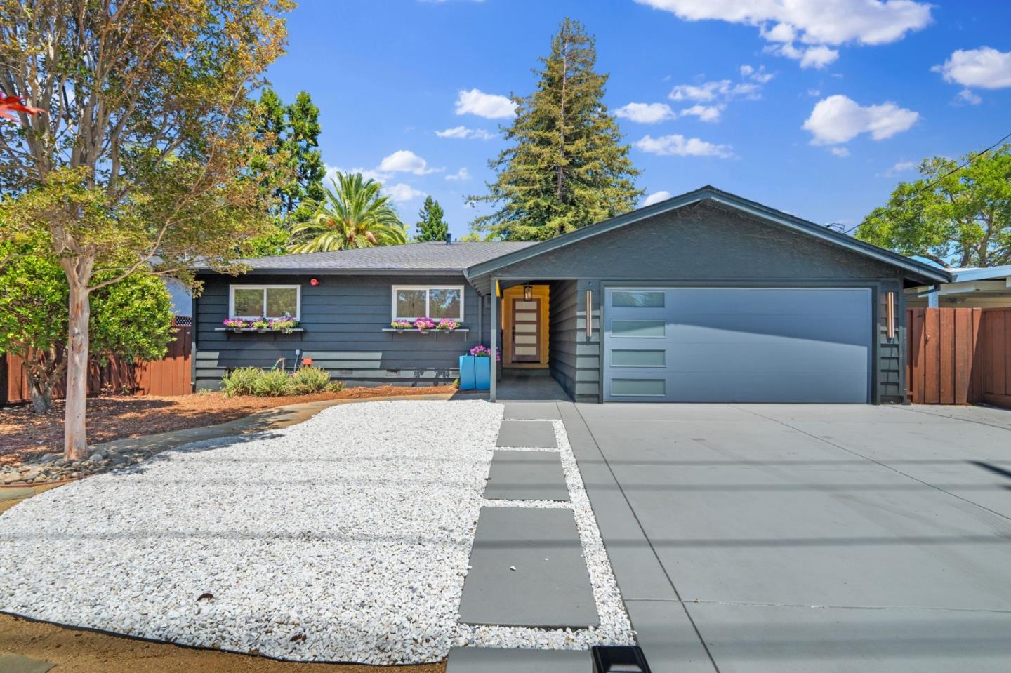 Detail Gallery Image 2 of 37 For 2049 Santa Cruz Ave, Menlo Park,  CA 94025 - 4 Beds | 2/1 Baths