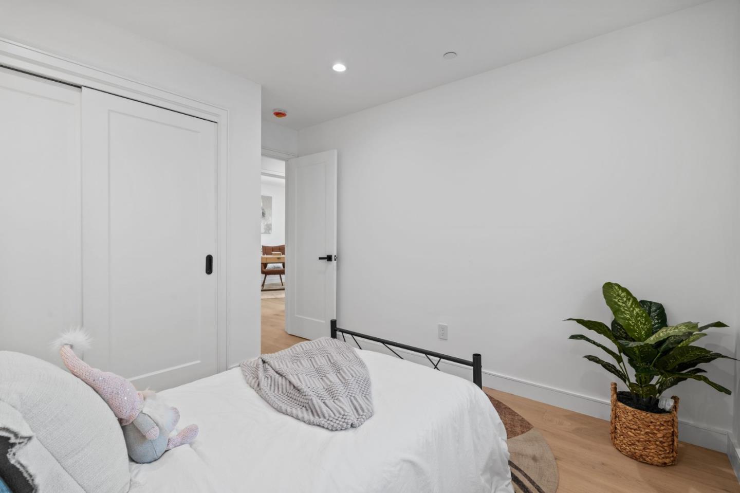 Detail Gallery Image 26 of 37 For 2049 Santa Cruz Ave, Menlo Park,  CA 94025 - 4 Beds | 2/1 Baths