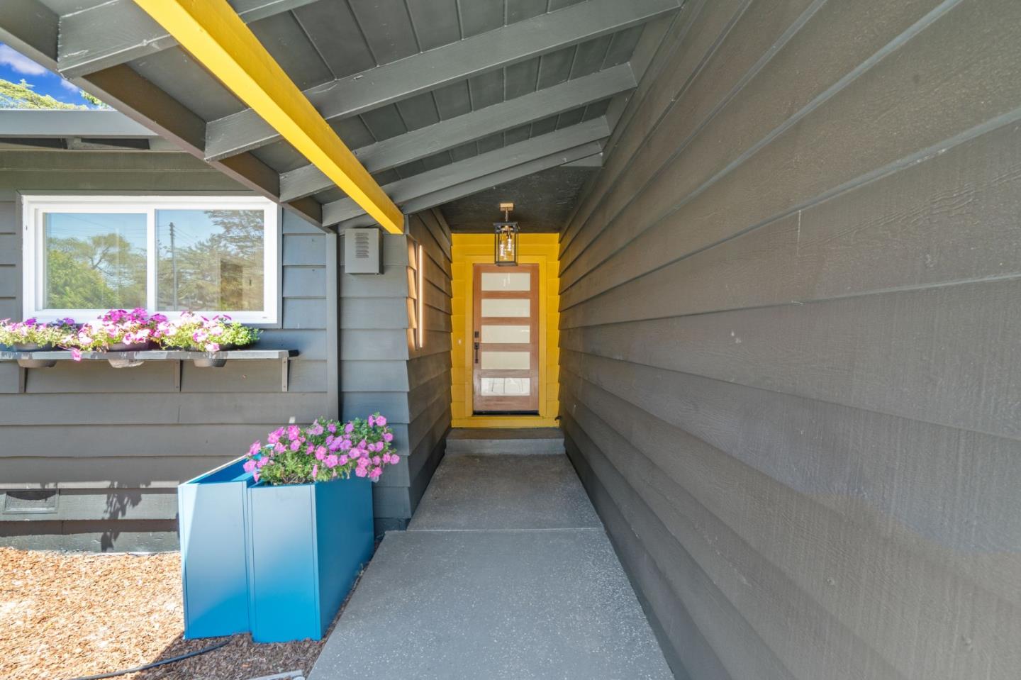 Detail Gallery Image 3 of 37 For 2049 Santa Cruz Ave, Menlo Park,  CA 94025 - 4 Beds | 2/1 Baths