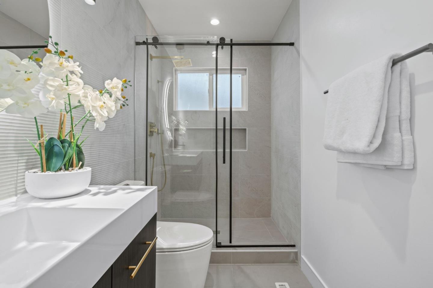 Detail Gallery Image 31 of 37 For 2049 Santa Cruz Ave, Menlo Park,  CA 94025 - 4 Beds | 2/1 Baths
