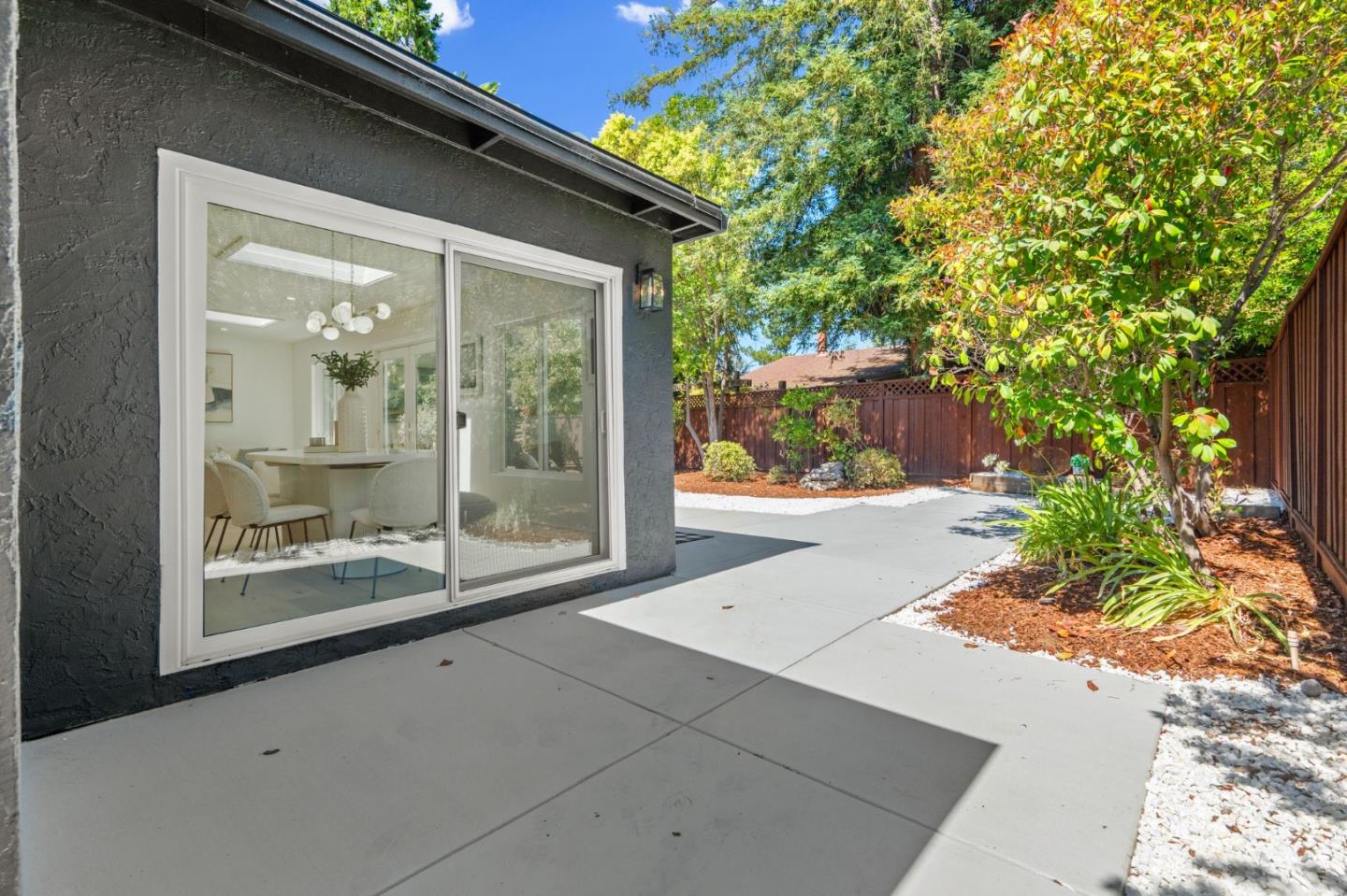 Detail Gallery Image 32 of 37 For 2049 Santa Cruz Ave, Menlo Park,  CA 94025 - 4 Beds | 2/1 Baths