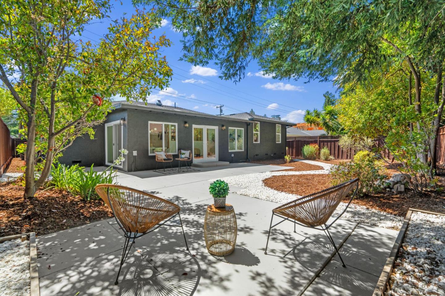 Detail Gallery Image 34 of 37 For 2049 Santa Cruz Ave, Menlo Park,  CA 94025 - 4 Beds | 2/1 Baths