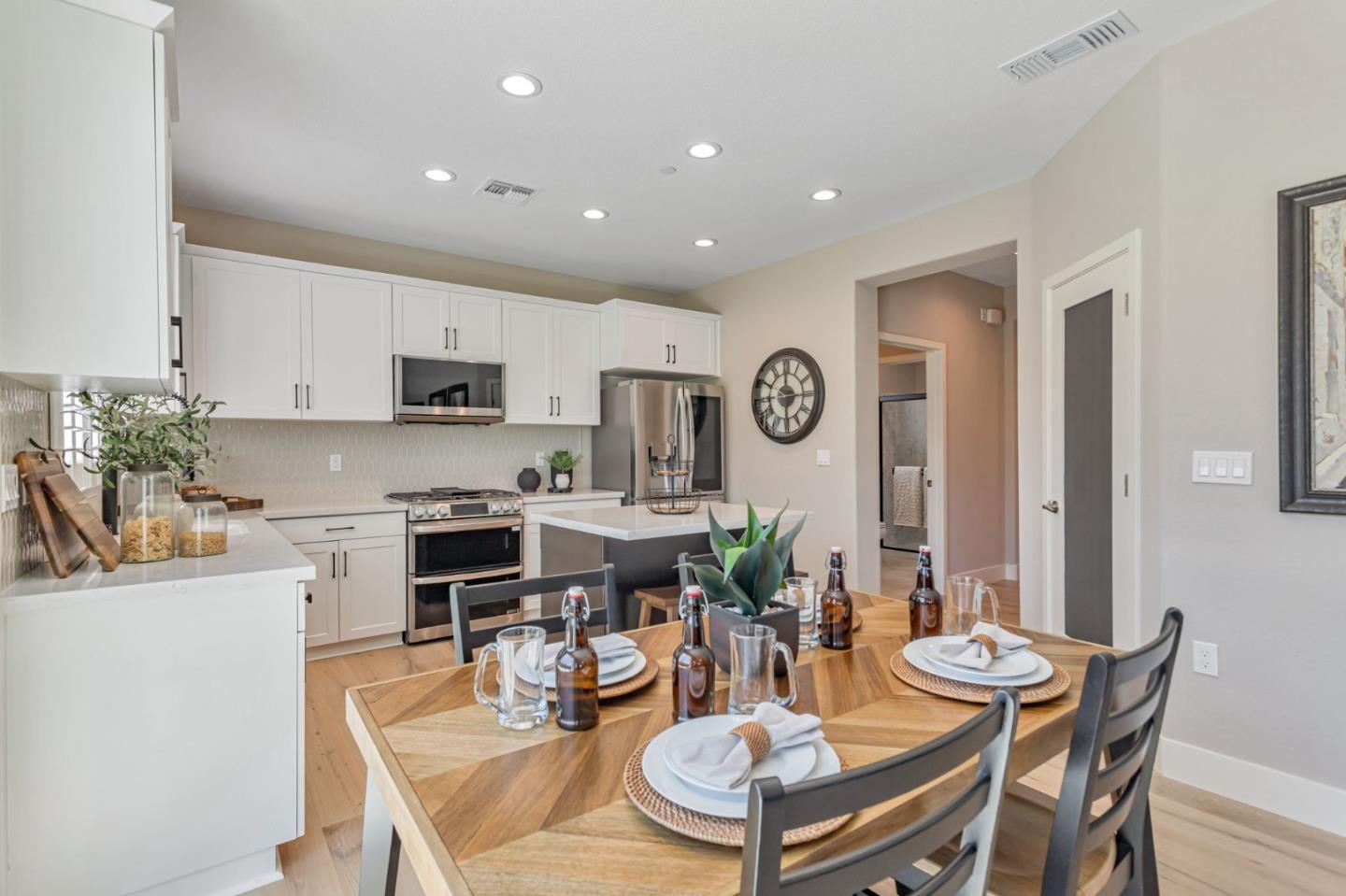 Detail Gallery Image 17 of 65 For 1133 Coyote Peak Way, Hollister,  CA 95023 - 5 Beds | 3 Baths