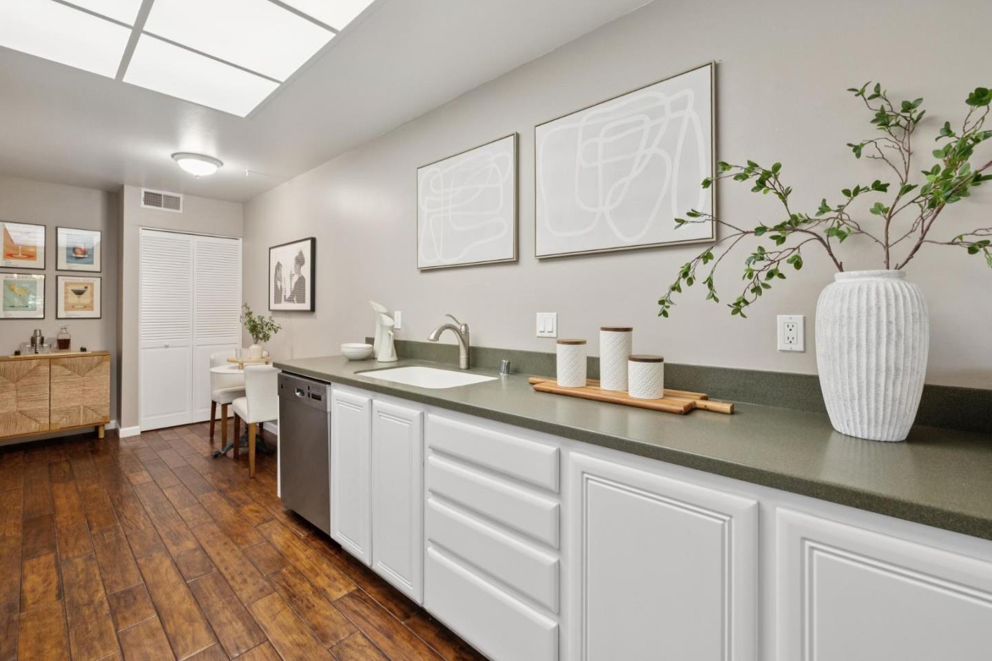 Detail Gallery Image 12 of 50 For 1328 Woodside Rd, Redwood City,  CA 94061 - 2 Beds | 2 Baths