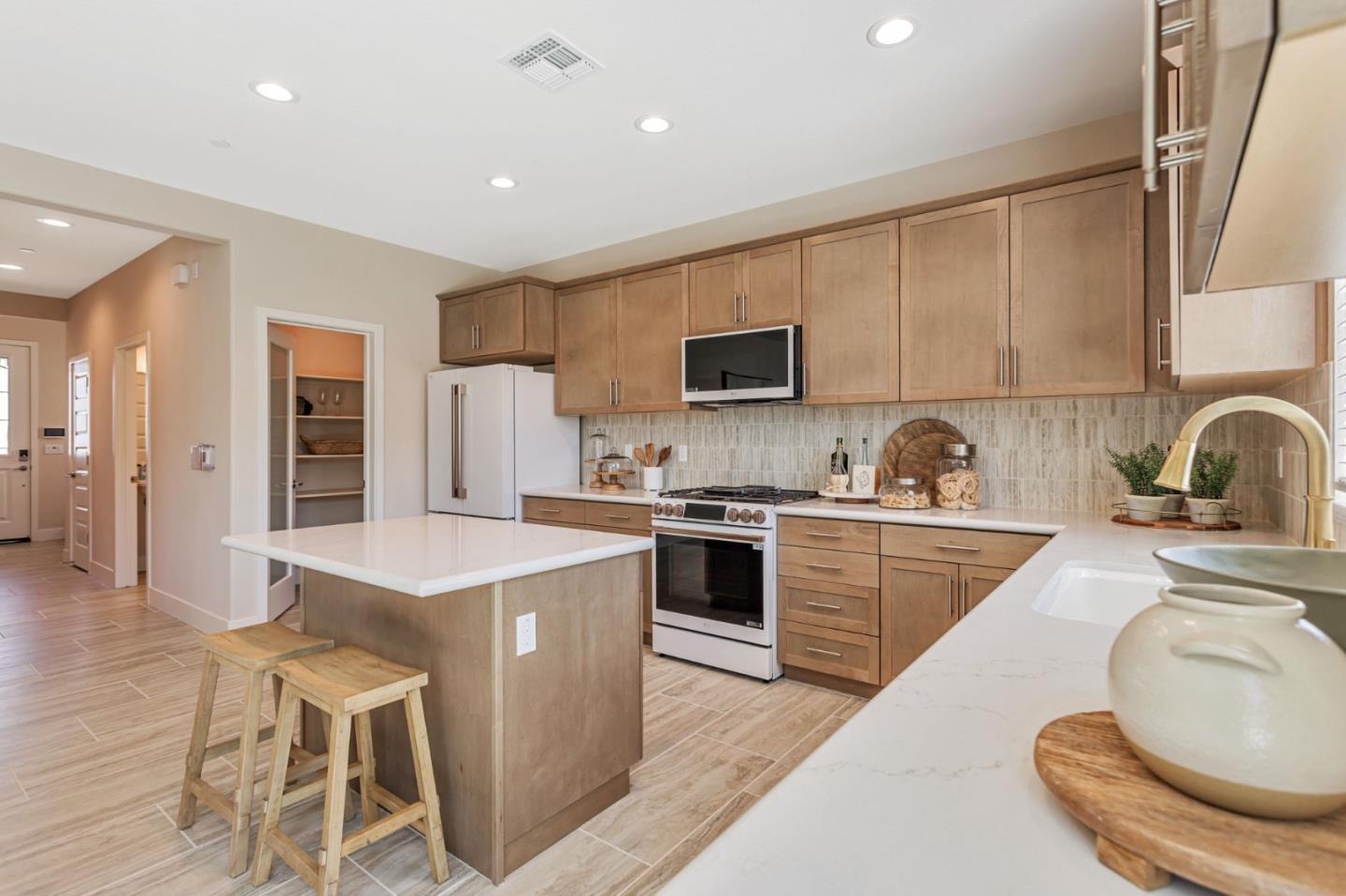Detail Gallery Image 14 of 59 For 1143 Coyote Peak Way, Hollister,  CA 95023 - 4 Beds | 2/1 Baths