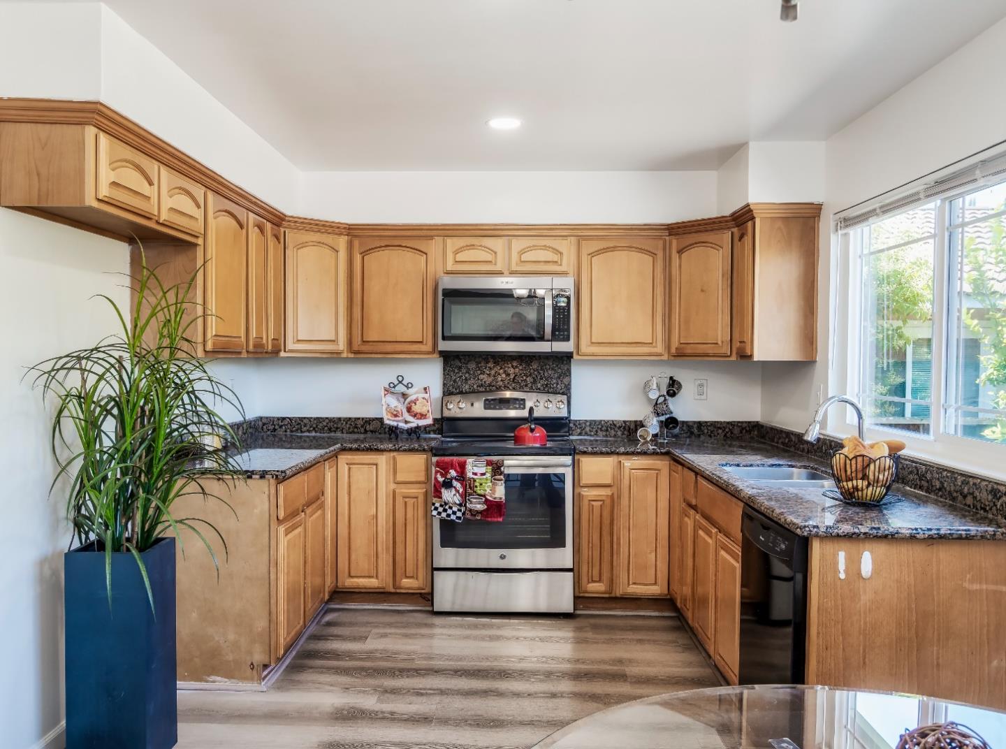 Detail Gallery Image 6 of 27 For 1051 Woodminster Dr, San Jose,  CA 95121 - 5 Beds | 3 Baths