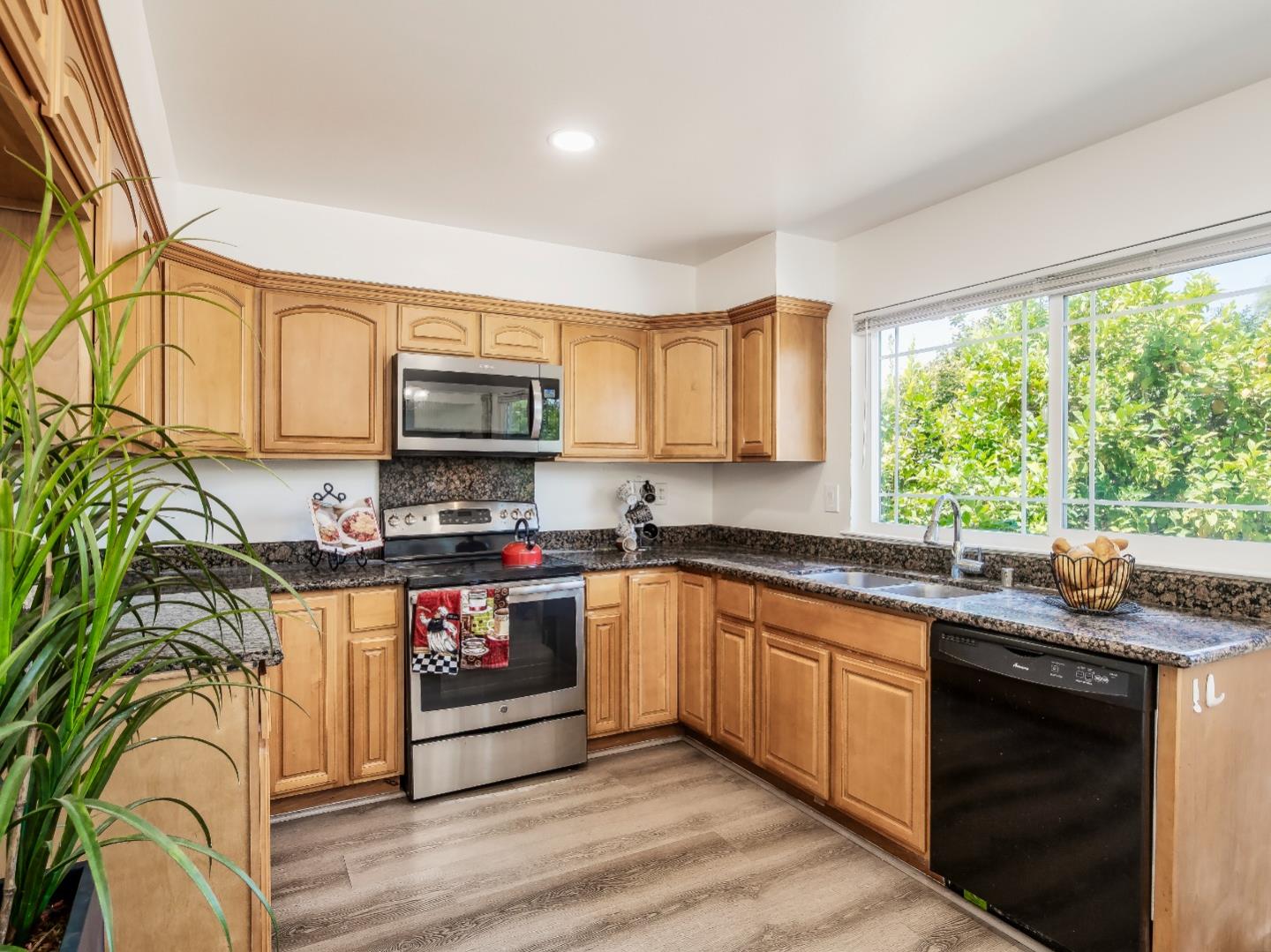 Detail Gallery Image 7 of 27 For 1051 Woodminster Dr, San Jose,  CA 95121 - 5 Beds | 3 Baths