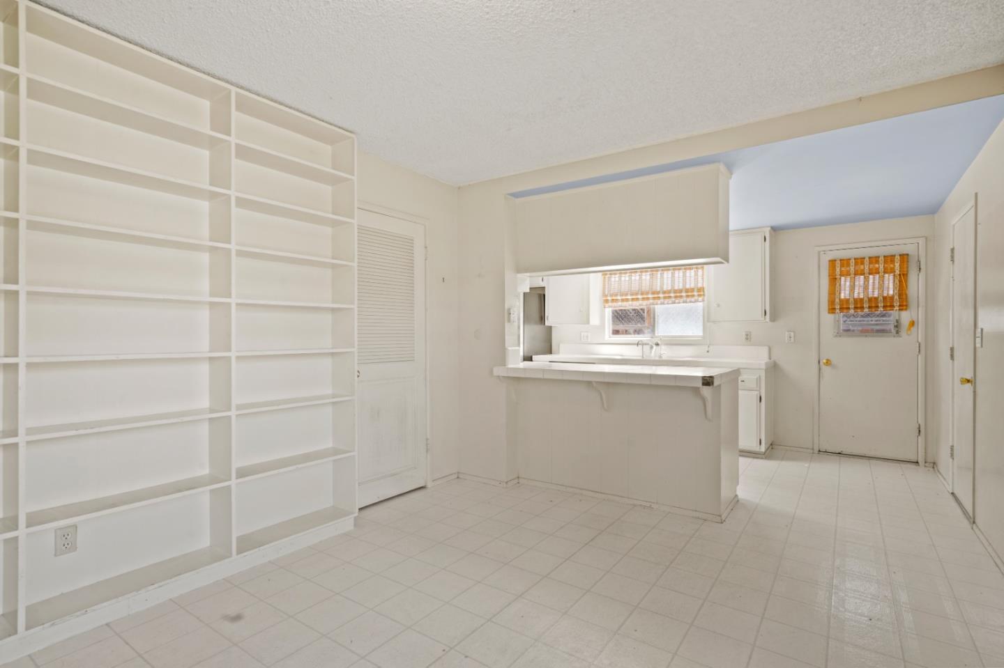 Detail Gallery Image 4 of 24 For 22709 Picador Dr, Salinas,  CA 93908 - 5 Beds | 3 Baths