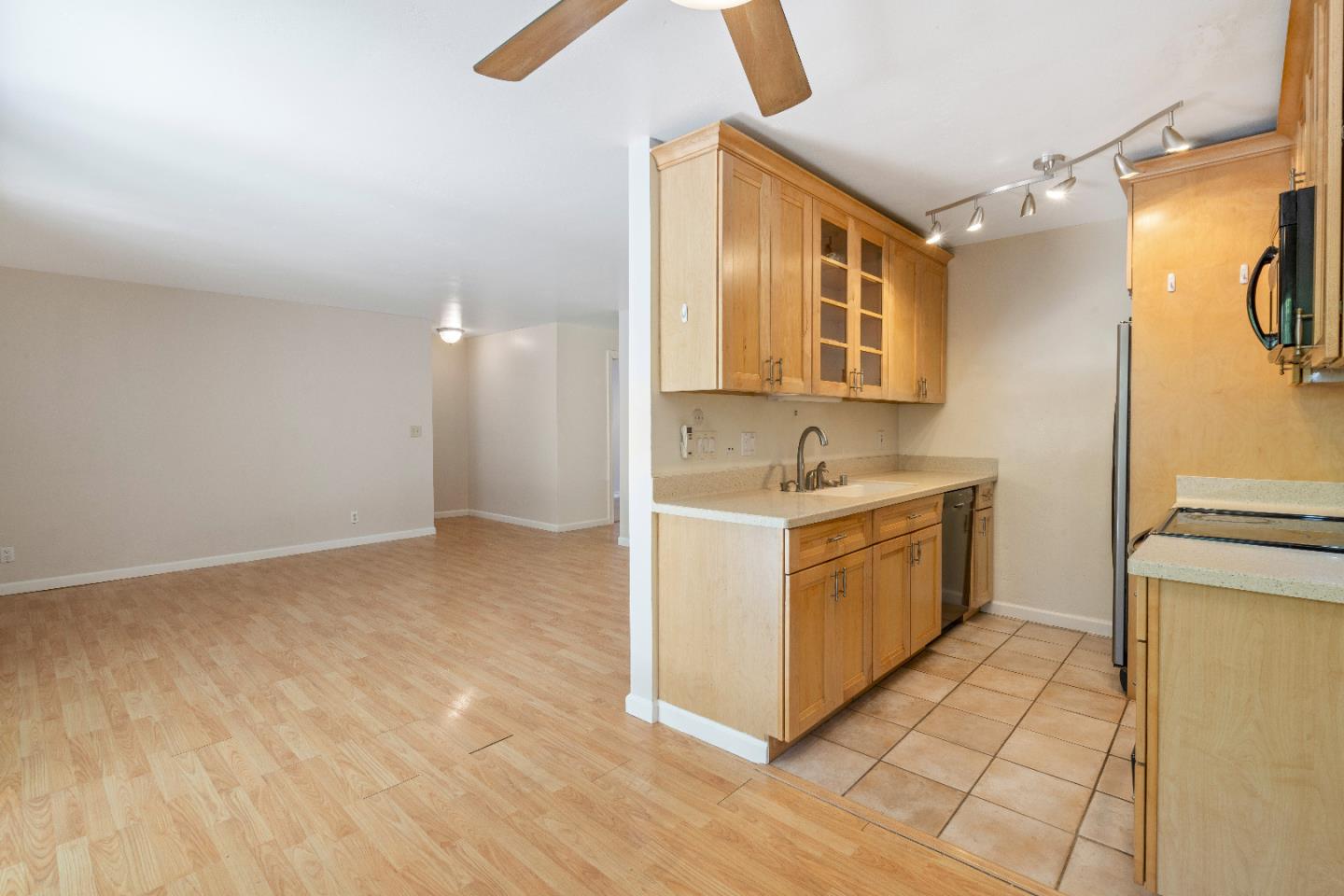 Detail Gallery Image 4 of 44 For 936 Kiely Blvd #F,  Santa Clara,  CA 95051 - 2 Beds | 1 Baths