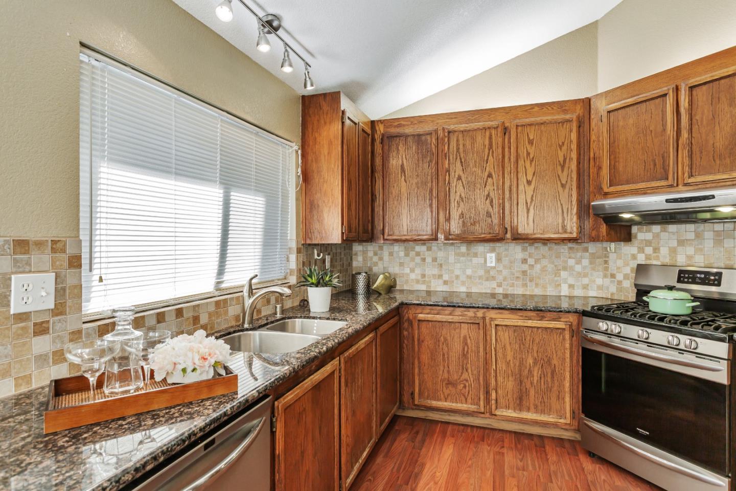 Detail Gallery Image 5 of 24 For 1033 Peppertree Dr, Fairfield,  CA 94533 - 3 Beds | 2 Baths