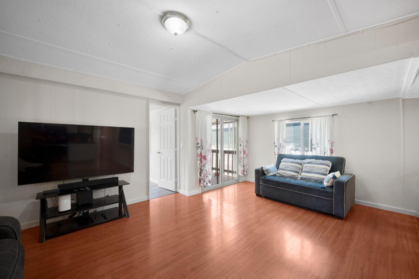 Detail Gallery Image 7 of 26 For 2580 Senter Rd #495,  San Jose,  CA 95111 - 3 Beds | 2 Baths