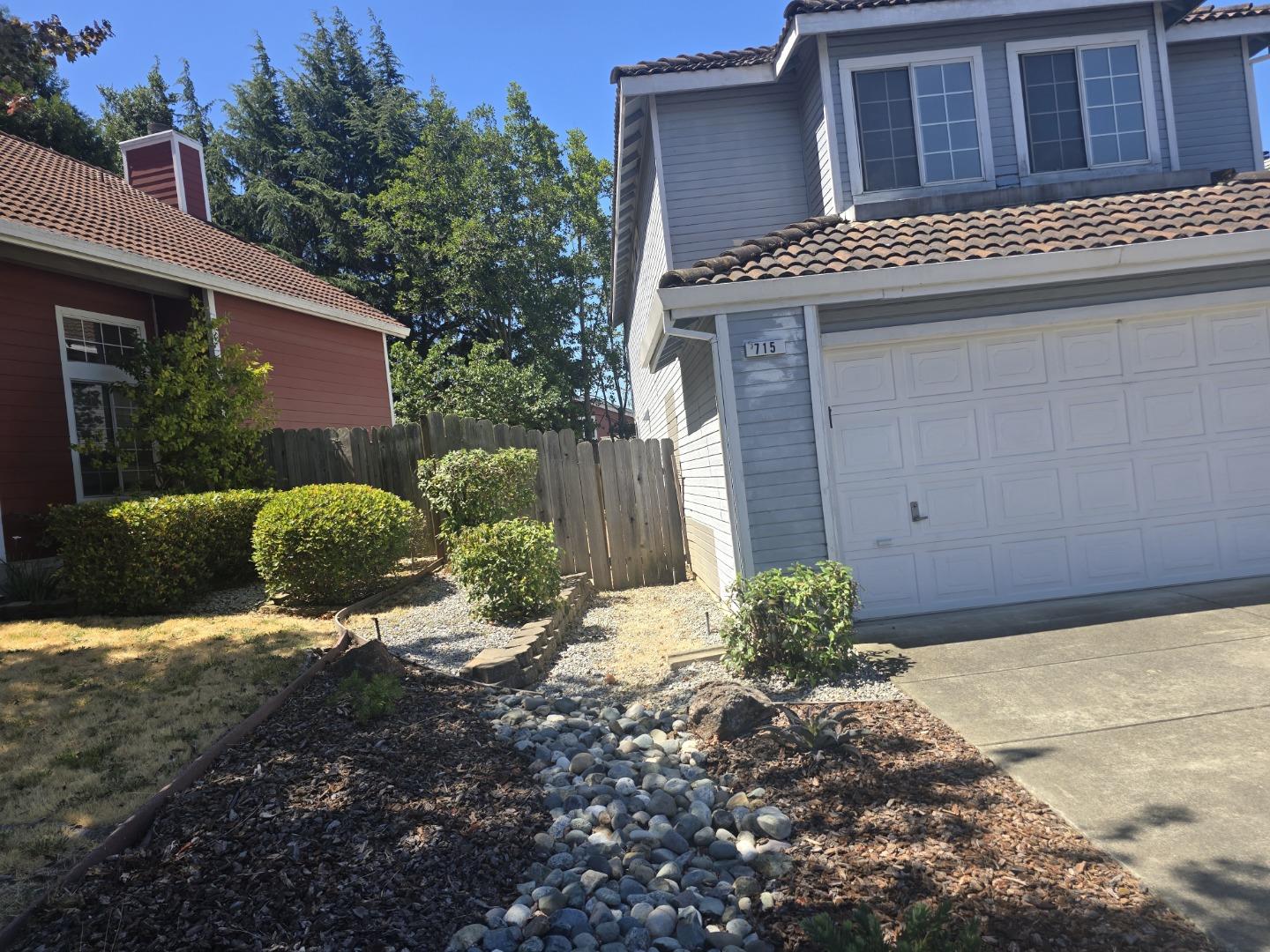 Detail Gallery Image 2 of 9 For 715 Knights Cir, Vallejo,  CA 94591 - 3 Beds | 2/1 Baths