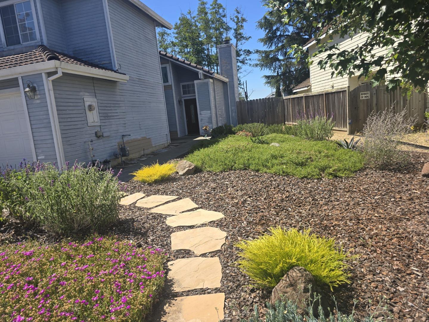 Detail Gallery Image 3 of 9 For 715 Knights Cir, Vallejo,  CA 94591 - 3 Beds | 2/1 Baths