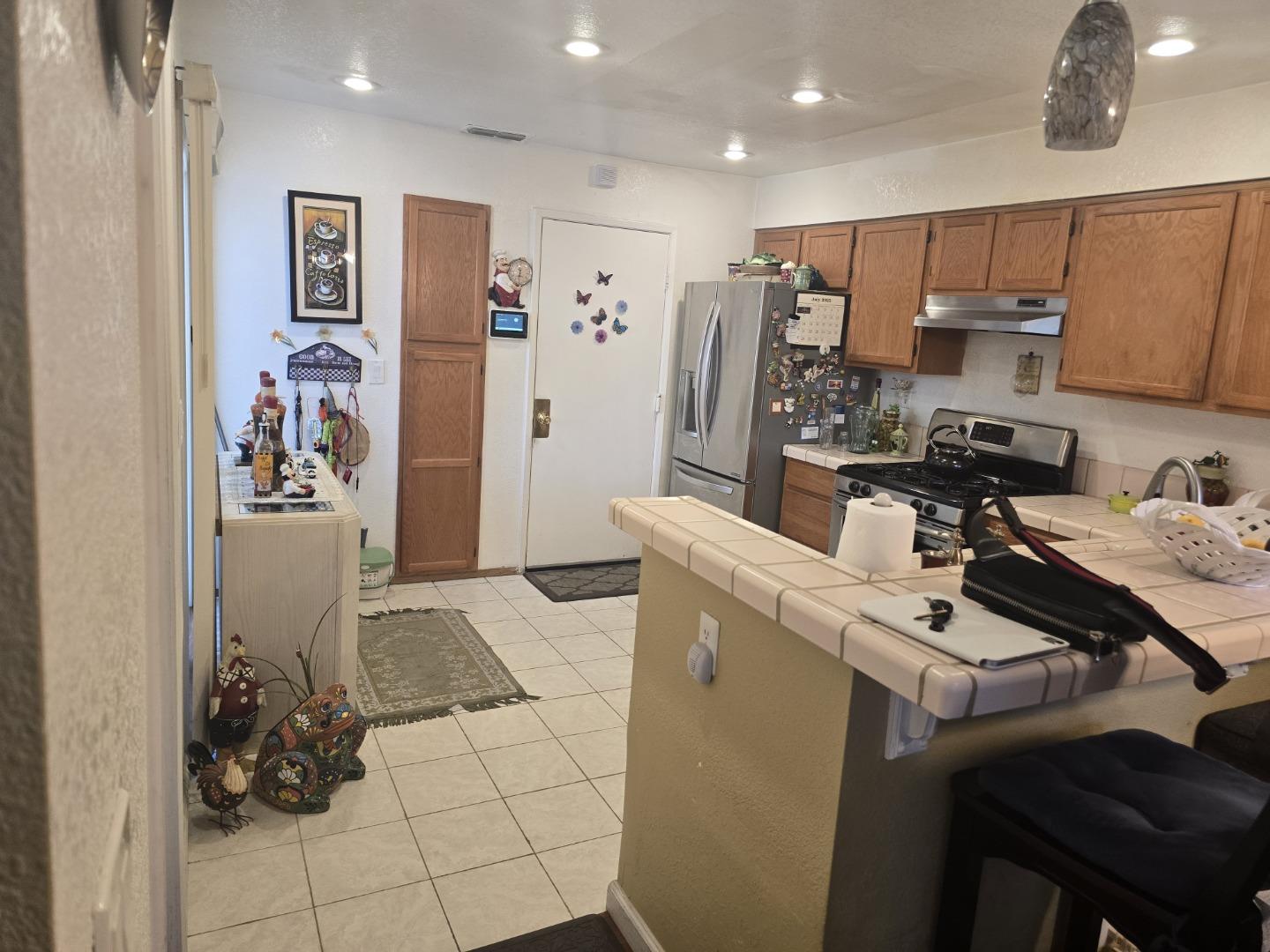 Detail Gallery Image 5 of 9 For 715 Knights Cir, Vallejo,  CA 94591 - 3 Beds | 2/1 Baths