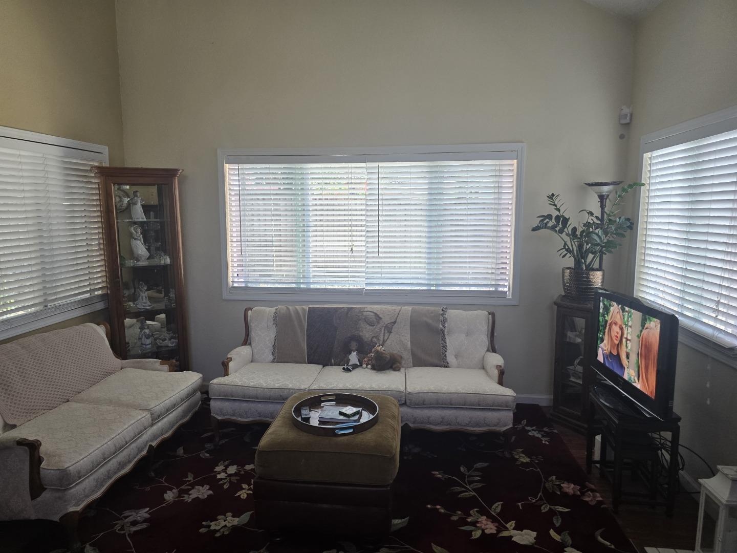 Detail Gallery Image 6 of 9 For 715 Knights Cir, Vallejo,  CA 94591 - 3 Beds | 2/1 Baths