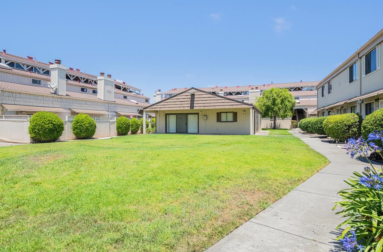 Detail Gallery Image 2 of 22 For 104 Rossi St #3,  Salinas,  CA 93901 - 1 Beds | 1/1 Baths