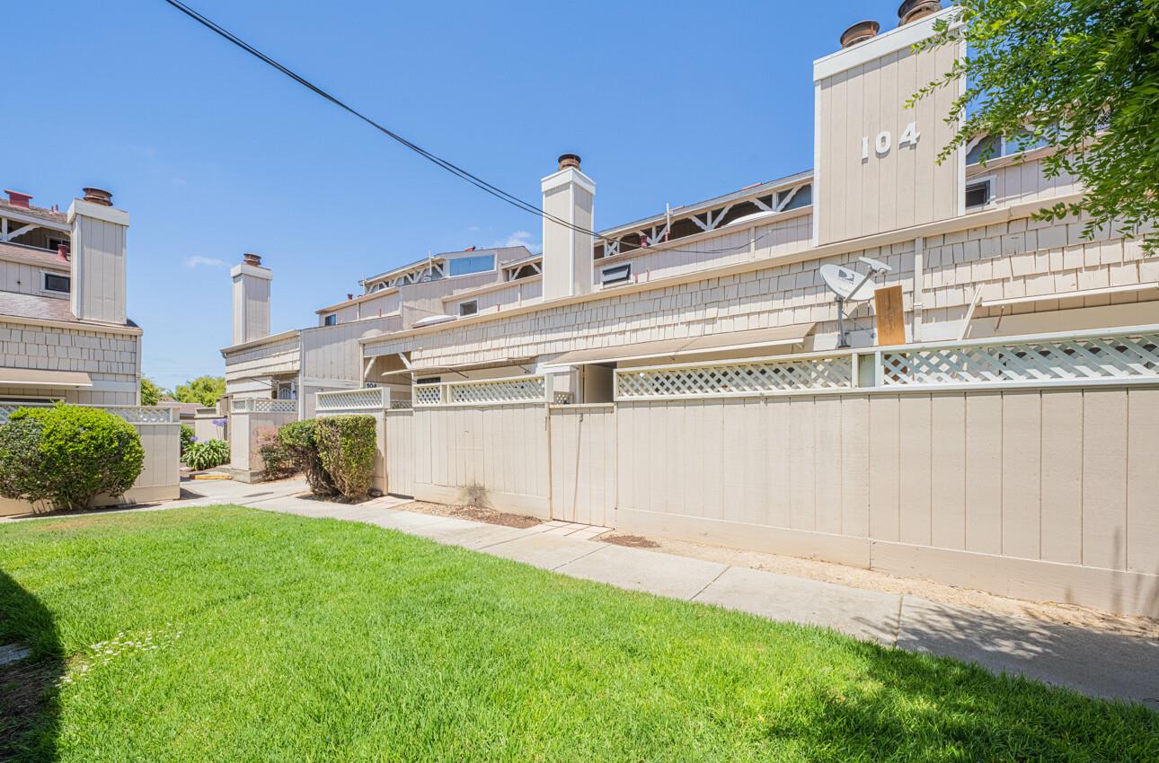 Detail Gallery Image 3 of 22 For 104 Rossi St #3,  Salinas,  CA 93901 - 1 Beds | 1/1 Baths